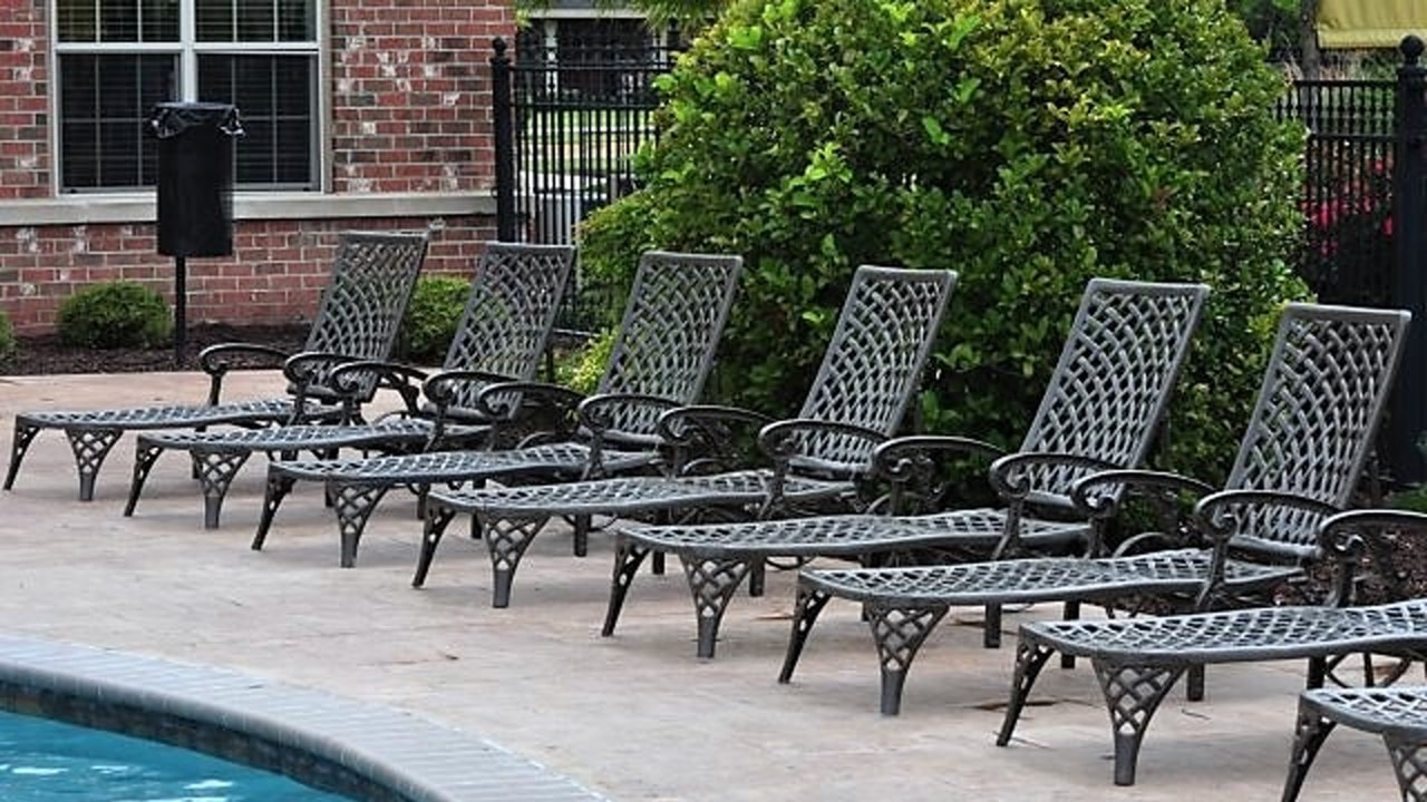 Barbecue and relaxation area by the pool - lafayette gardens - apartments - lafayette la